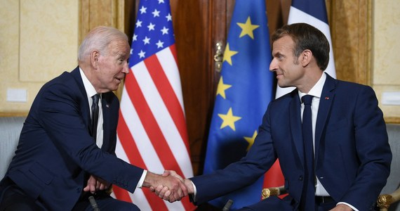 Prezydenci Emmanuel Macron i Joe Biden dokonują pojednania po kryzysie w relacjach obu krajów spowodowanym zerwaniem kontraktu stulecia na dostawę francuskich okrętów podwodnych do Australii - pisze w sobotę dziennik "Le Figaro", komentując rozmowę przywódców przed szczytem G20 w Rzymie.