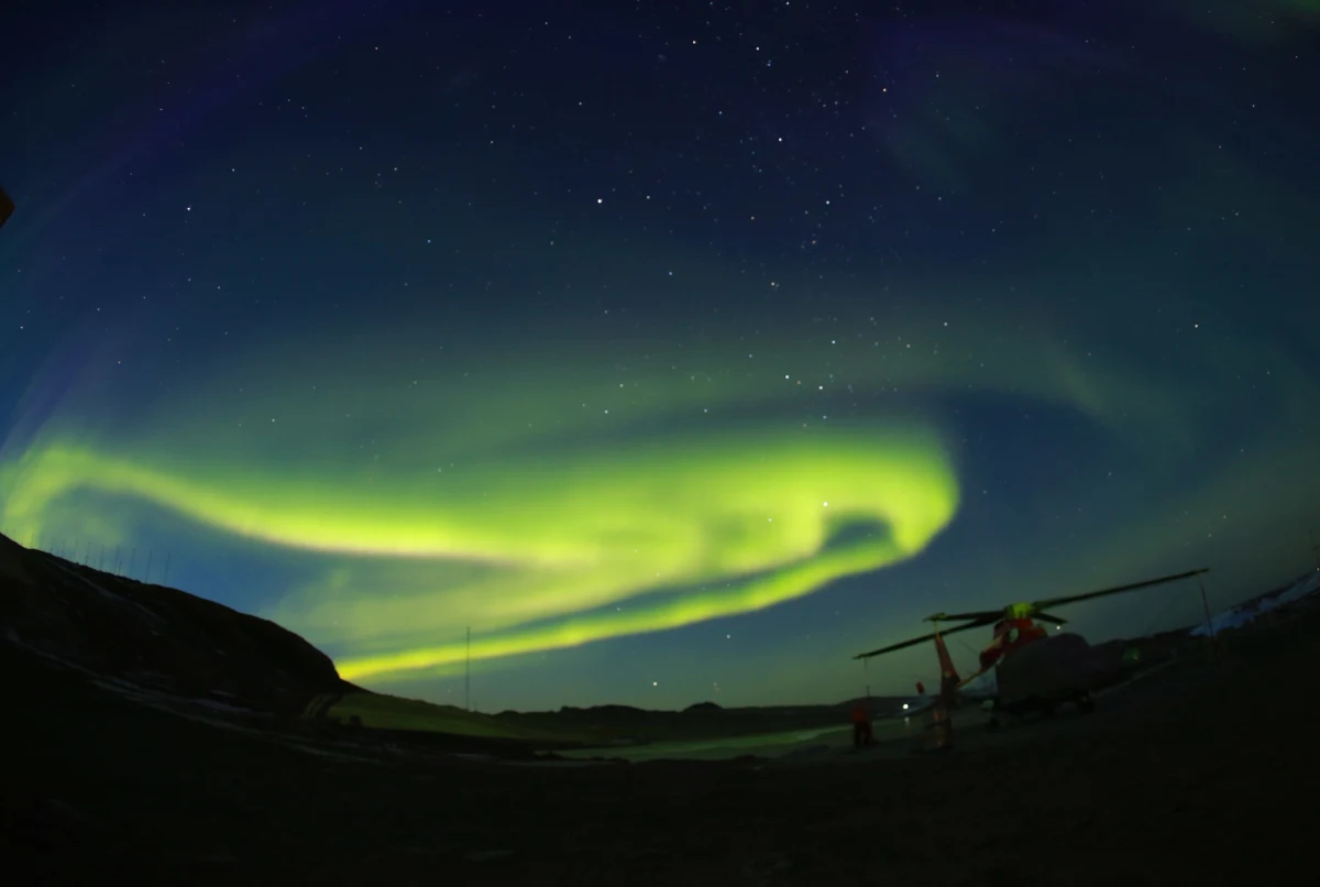 Takiego zjawiska warto nie przegapić: dzisiejszej nocy będzie szansa na zobaczenie niewielkiej zorzy polarnej z Polski. Jak i gdzie jej wypatrywać?