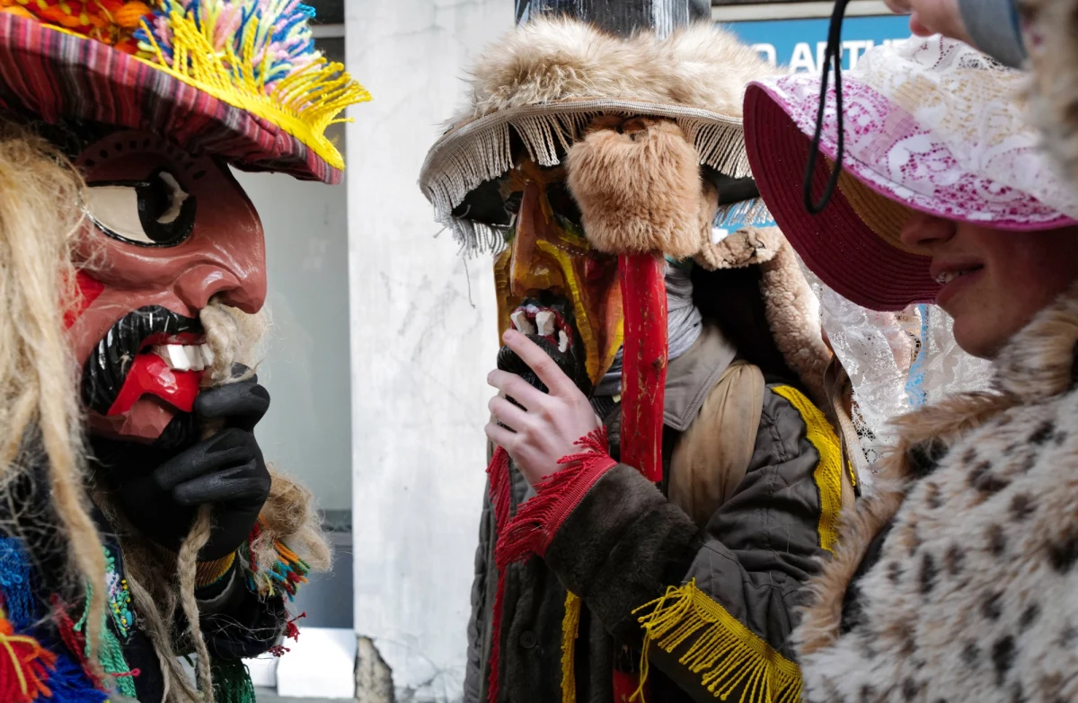 W tradycji ludowej wierzono, że przesilenie np. jesienne, gdy zamiera przyroda, to czas, gdy dusze naszych zmarłych powracają do swoich domostw. Dlatego też w tym okresie, przypadającym na przełom października i listopada kultywowano zwyczaj zwany Dziadami.