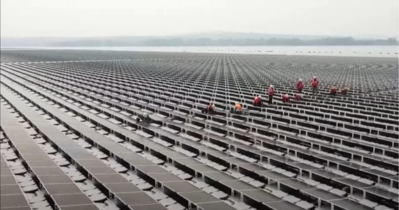 Na północnym wschodzie Tajlandii uruchomiono pierwszą w tym kraju pływającą farmę słoneczną. To pierwszy krok w planowanej redukcji uzależnienia azjatyckiego królestwa od paliw kopalnych i rozbudowie infrastruktury energii odnawialnej.