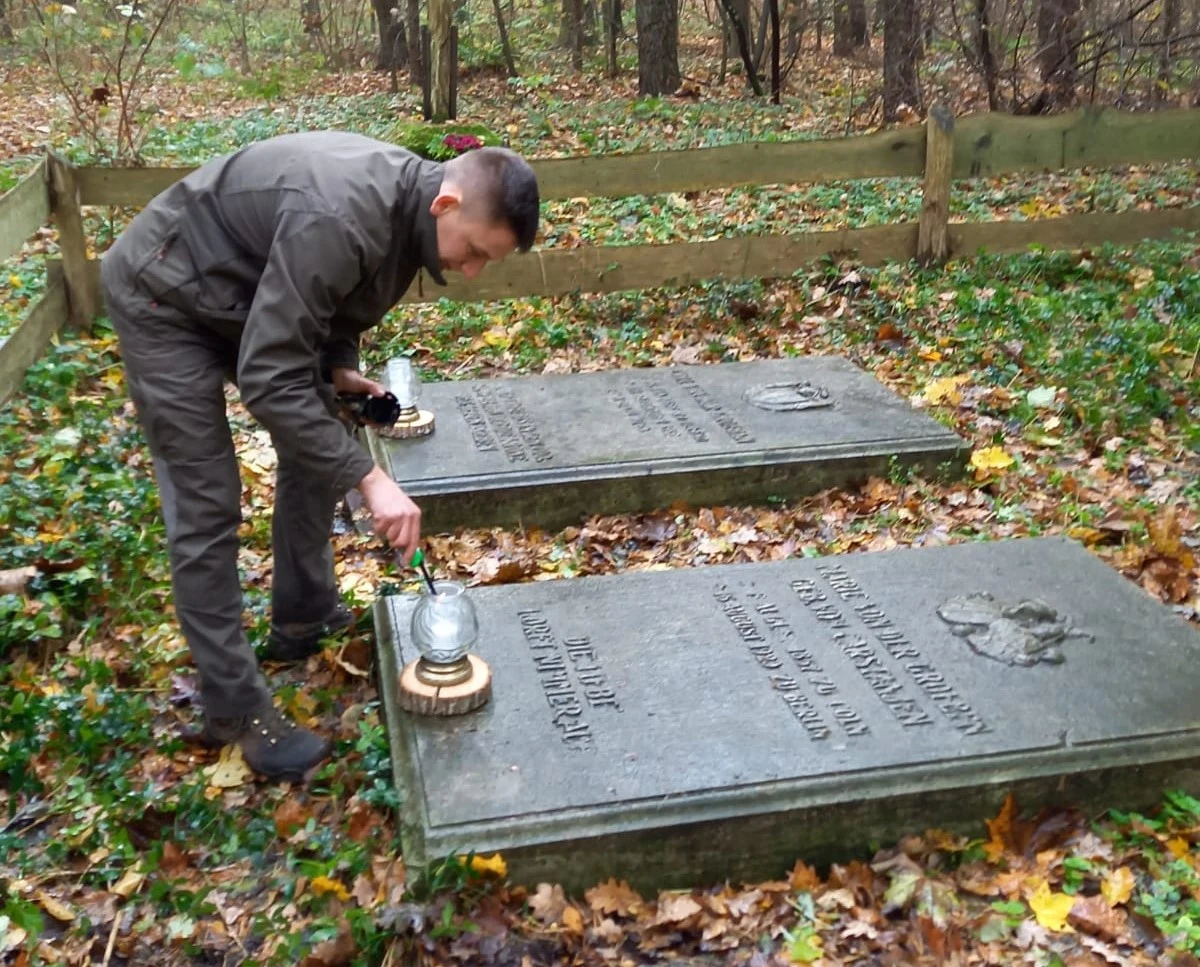 Każdego roku przed 1 listopada leśnicy porządkują leśne cmentarze i pojedyncze nagrobki, które często położone są w trudno dostępnym terenie. Na terenie lasów w całej Polsce znajdują się zarówno cmentarze wojenne, zbiorowe, jak i pojedyncze mogiły, które są pozostałością po dawnych wsiach.