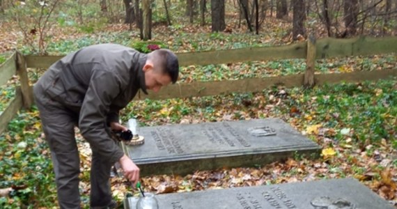 Każdego roku przed 1 listopada leśnicy porządkują leśne cmentarze i pojedyncze nagrobki, które często położone są w trudno dostępnym terenie. Na terenie lasów w całej Polsce znajdują się zarówno cmentarze wojenne, zbiorowe, jak i pojedyncze mogiły, które są pozostałością po dawnych wsiach.