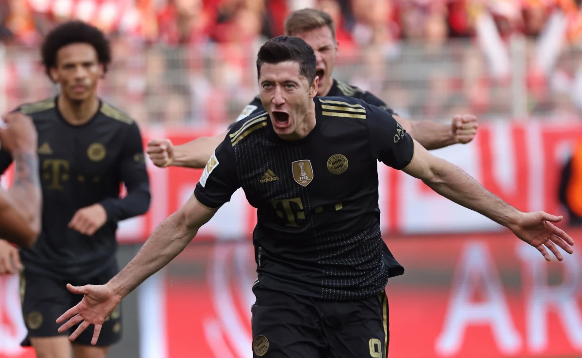 Robert Lewandowski zdobył dwie bramki, a jego Bayern Monachium pokonał na wyjeździe Union Berlin 5:2 w 10. kolejce niemieckiej ekstraklasy piłkarskiej. Polski napastnik ma 12 goli ligowych w tym sezonie i jest liderem klasyfikacji strzelców.