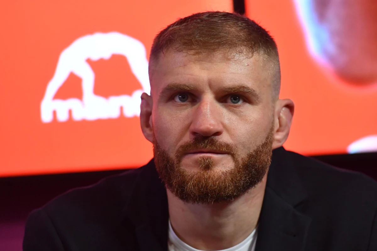 Jan Błachowicz przegrał w Abu Zabi na gali UFC z Brazylijczykiem Gloverem Teixeirą i stracił mistrzowski pas w wadze półciężkiej mieszanych sztuk walki (MMA). Porażka polskiego zawodnika nastąpiła przez poddanie w drugiej rundzie.