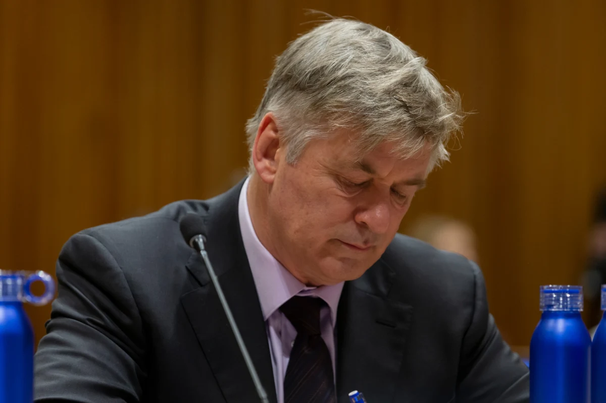 Była moją przyjaciółką - powiedział wczoraj Alec Baldwin, wypowiadając się publicznie po raz pierwszy od tragicznego wypadku na planie filmu "Rust". Słowa te dotyczyły operatorki zdjęć Halyny Hutchins, którą Baldwin 21 października postrzelił śmiertelnie podczas nagrywania sceny.