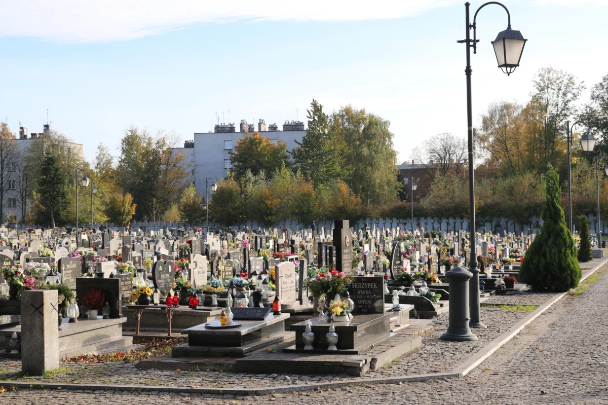 "Zakładajmy maseczki na cmentarzach, gdy jest tłoczno, bo choć nie ma takiego obowiązku, to jest zdrowy rozsądek oraz troska o siebie i innych" – zaznacza minister zdrowia Adam Niedzielski.
