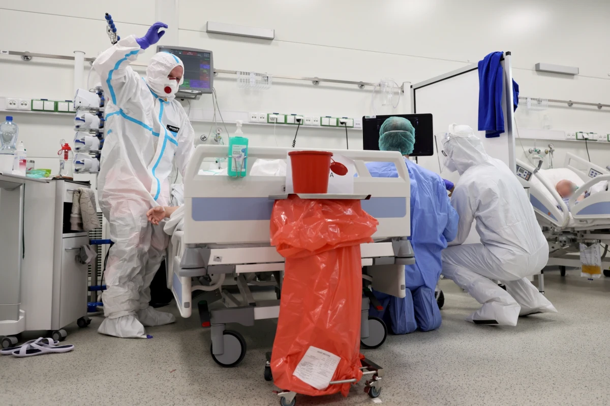 7 145 nowych zakażeń koronawirusem potwierdzono w Polsce ostatniej doby - poinformowało Ministerstwo Zdrowia. To wzrost liczby infekcji o ponad pięćdziesiąt procent w stosunku do poprzedniej niedzieli. Ostatniej doby zmarło 9 chorych na Covid-19. Bilans epidemii koronawirusa w Polsce to 3 025 247 zakażonych. Nie żyje 76 999 spośród nich.