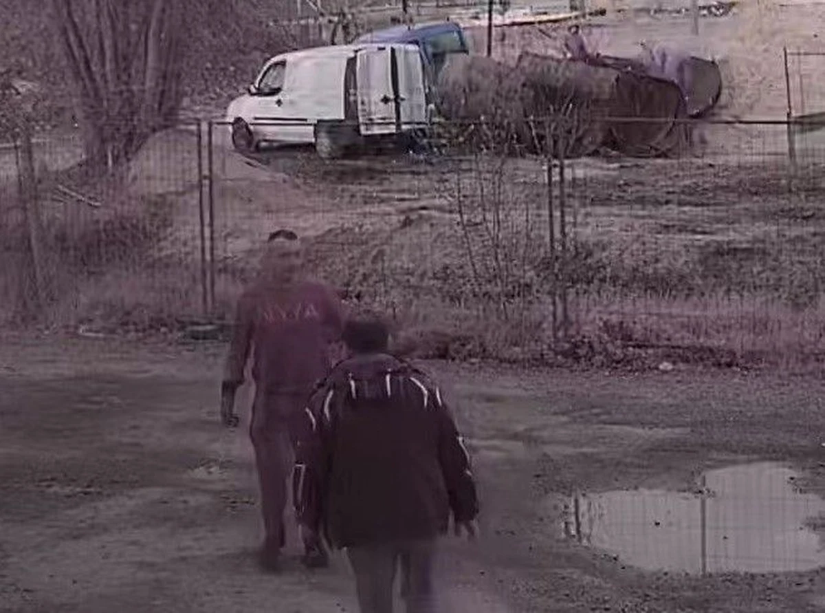 Zuchwała kradzież stalowych rur w Katowicach. Złodziejski łup ważył aż 20 ton. Policja szuka domniemanych sprawców i publikuje ich zdjęcie.