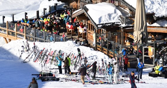 W rozpoczynającym się sezonie narciarskim w Niemczech, Austrii i Włoszech będzie obowiązywać zasada 3G (geimfpt, genesen, getestet, czyli zaszczepieni, ozdrowieńcy, przebadani) oraz wymóg zakrywania twarzy w kolejkach linowych. W Szwajcarii i Francji prawdopodobnie wystarczy tylko maseczka.