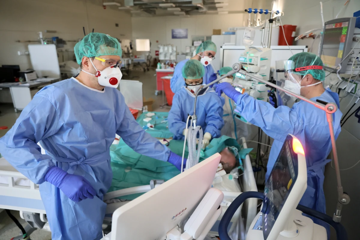 Nie kontrolujemy już nowych zakażeń - ocenił w rozmowie z PAP wirusolog Instytutu Chemii Bioorganicznej PAN w Poznaniu dr Paweł Zmora. Naukowiec uważa, że w Polsce może istnieć już "podkarpacki" wariant SARS-CoV-2.