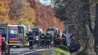 Pawłowice: Samochód zderzył się z autobusem. Nie żyje jedna osoba, pięć jest rannych