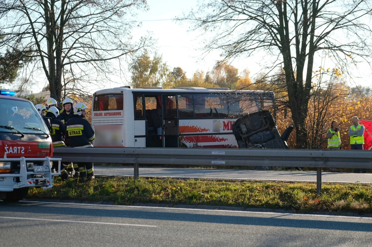 Poważny wypadek na drodze krajowej nr 81 w Pawłowicach na Śląsku. Zderzył się tam autobus wycieczkowy z samochodem osobowym. Jedna osoba nie żyje, druga - po reanimacji - została śmigłowcem zabrana do szpitala, a cztery kolejne zostały ranne. 