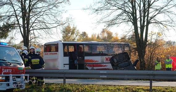 Poważny wypadek na drodze krajowej nr 81 w Pawłowicach na Śląsku. Zderzył się tam autobus wycieczkowy z samochodem osobowym. Jedna osoba nie żyje, druga - po reanimacji - została śmigłowcem zabrana do szpitala, a cztery kolejne zostały ranne. 