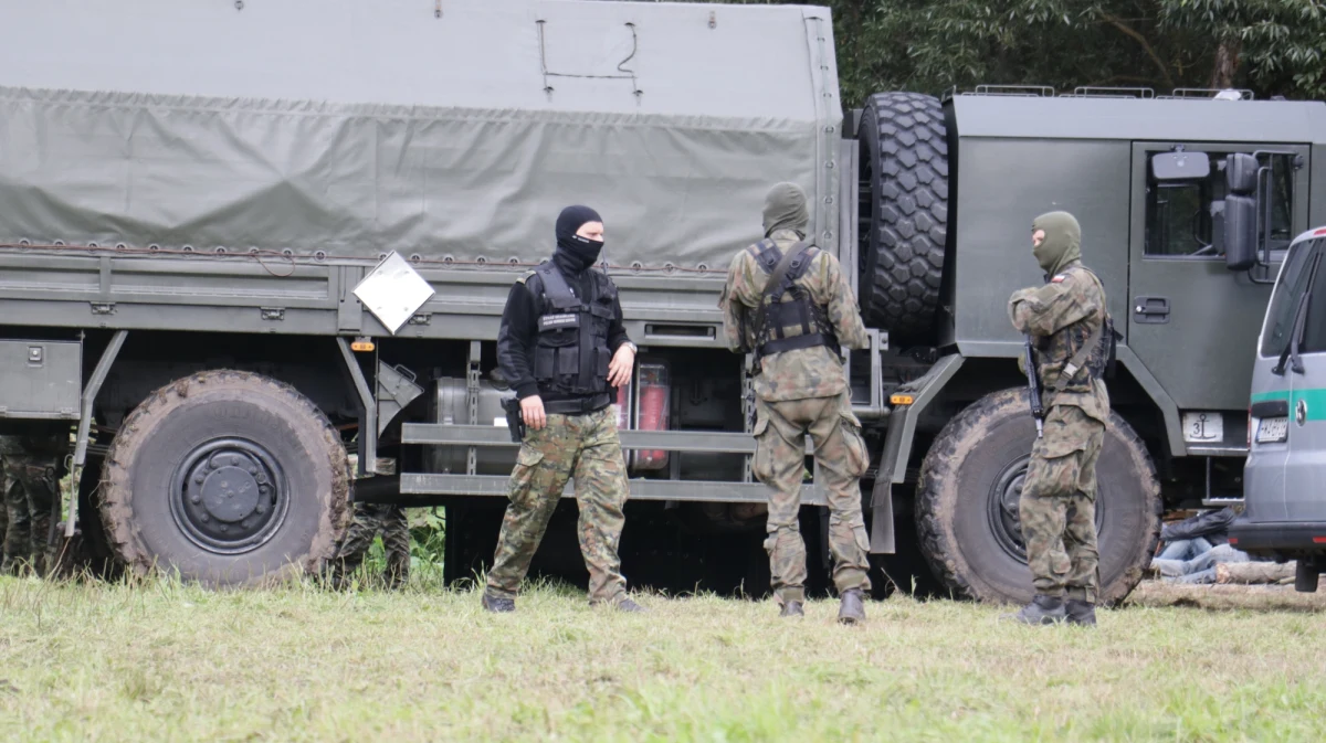 Na granicy polsko-białoruskiej służbę pełni ponad 9 tys. żołnierzy – poinformował minister obrony narodowej Mariusz Błaszczak. ”Straż graniczną wspierają żołnierze wojsk operacyjnych oraz Żandarmeria Wojskowa. Terytorialsi cały czas prowadzą operacje #SilneWsparcie w obszarze przygranicznym" – napisał na Twitterze szef MON.