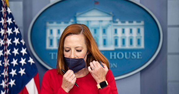 Jen Psaki powiedziała, że zaraziła się Covid-19 i ma łagodne objawy. Nie towarzyszyła Bidenowi w jego podróży zagranicznej do Rzymu i na szczyt Grupy 20, nie poleciała też do Glasgow w Szkocji na szczyt klimatyczny ONZ.