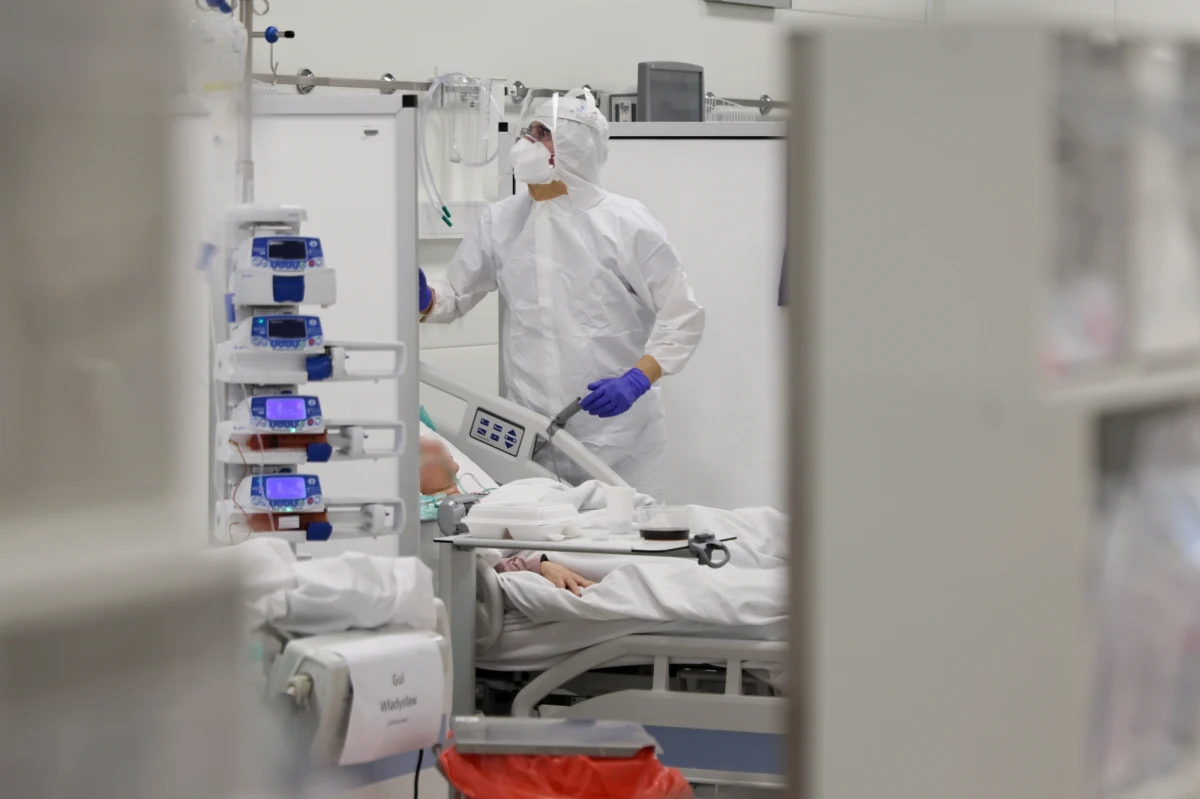 4 894 nowych zakażeń koronawirusem potwierdzono w Polsce ostatniej doby - poinformowało Ministerstwo Zdrowia. Ostatniej doby zmarło 13 chorych na Covid-19. Bilans epidemii koronawirusa w Polsce to 3 030 151 zakażonych. Nie żyje 77 012 spośród nich.