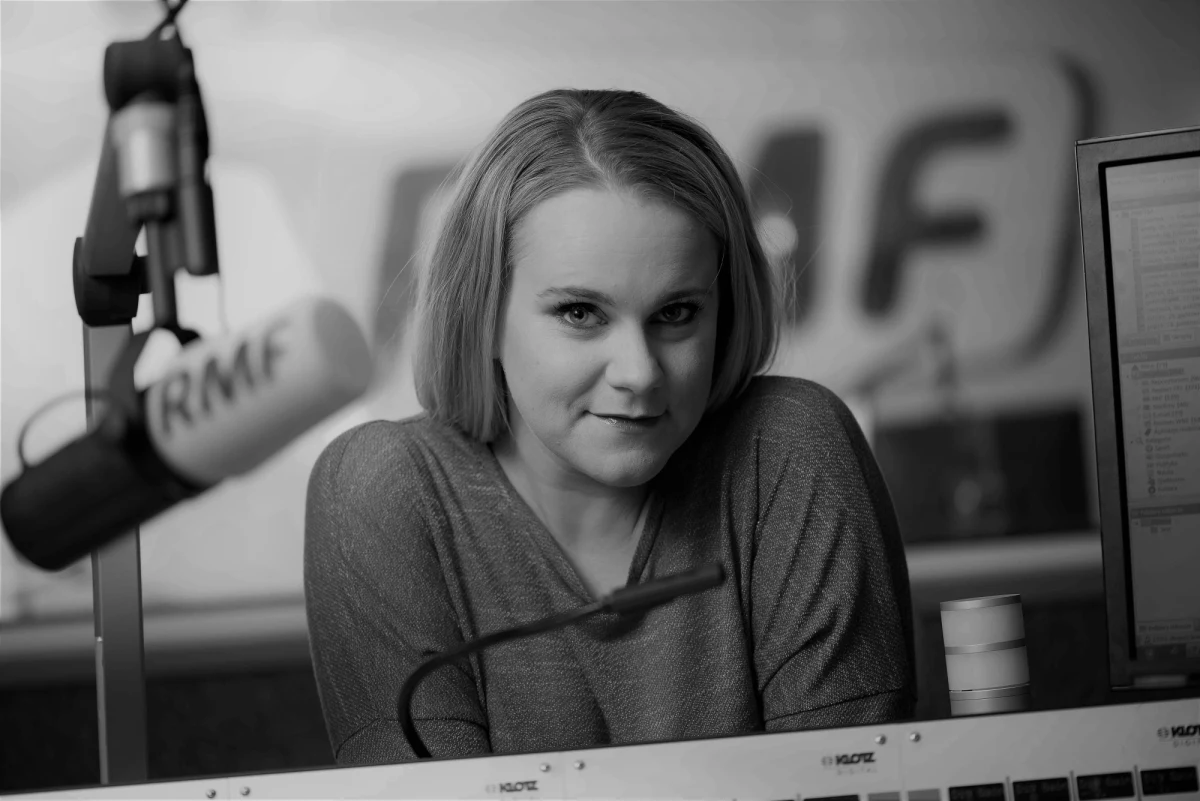 Kiedy kończyła dyżur w poniedziałek rzuciła krótko: do jutra. Po prostu. „Do jutra”. Była taka jak zawsze, trochę zmęczona, ale uśmiechnięta, radosna, ciesząca się każdym dniem.  Ale to… „do jutra..”  wciąż trwa.  Dzień później nie pojawiła się na dyżurze. We wtorek redakcję zamieniła na szpitalne łóżko. I już nie wróciła. 