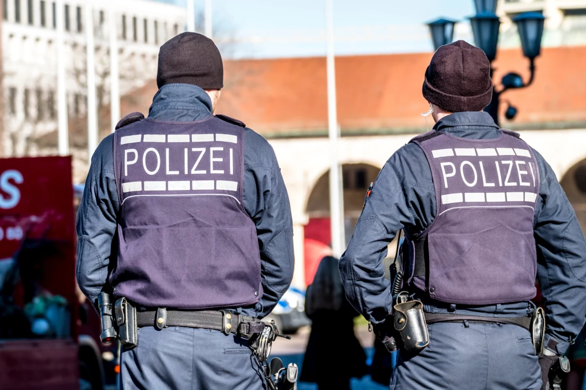 Z ustaleń śledczych wynika, że 30-letni kierowca w piątek w Witzenhausen (Hesja) celowo wjechał w grupę dzieci – informuje „Donau Kurier”. Mężczyzna potrącił dzieci idące do szkoły. Poważne obrażenia odniosło troje z nich, a 8-letnia dziewczynka w wyniku obrażeń zmarła po przewiezieniu do szpitala.