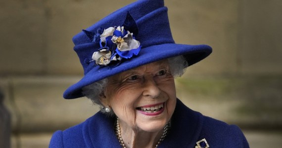 Zaledwie trzy dni po tym, jak lekarze zalecili brytyjskiej królowej co najmniej dwa tygodnie odpoczynku, 95-letnia Elżbieta II widziana była na terenie zamku w Windsorze za kierownicą swojego jaguara.
