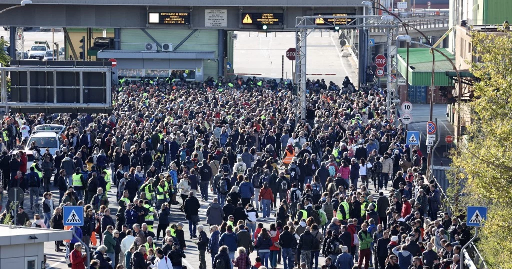 Protest przeciwko obowiązkowi przepustki COVID-19 w Trieście na północy Włoch