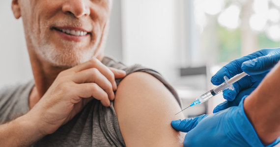 Od dziś na szczepienie przeciw Covid-19 dawką przypominającą mogą umawiać się już wszystkie osoby pełnoletnie. Warunkiem jest upłynięcie co najmniej 6 miesięcy od przyjęcia pełnego szczepienia. E-skierowanie dla takich osób wystawione jest automatycznie.