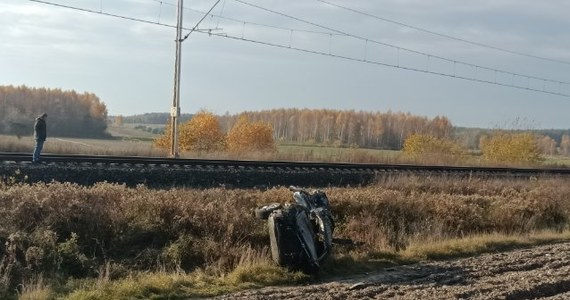 Jedna osoba zginęła w wypadku, do którego doszło rano na niestrzeżonym przejeździe kolejowym w Antoniówce koło Zaklikowa na Podkarpaciu. Szynobus uderzył w hyundaia, który wjechał bezpośrednio przed jadący skład.