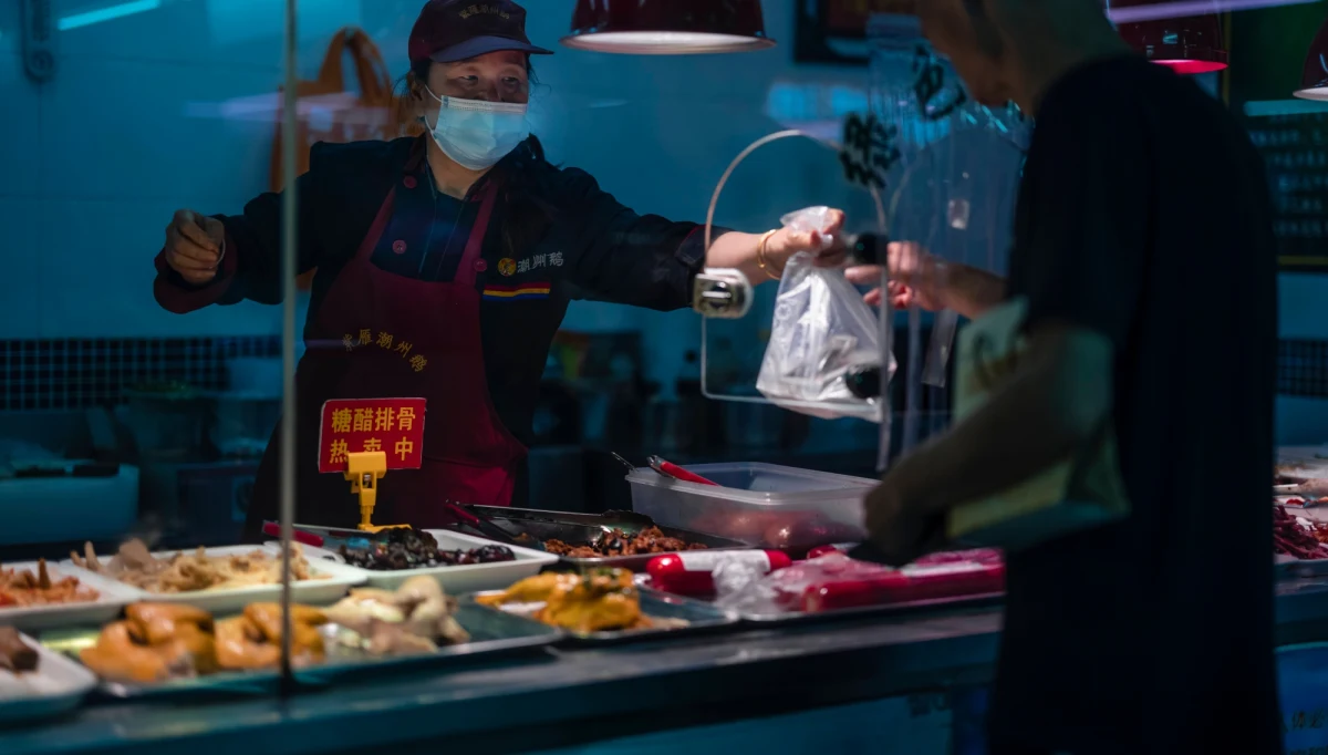 Władze Chin wzywają rodziny, aby gromadziły zapasy produktów codziennego użytku na wypadek sytuacji awaryjnych - podała agencja Reutera, łącząc to z falą Covid-19 i ulewnymi deszczami, które wywindowały ceny warzyw i wzbudziły obawy o ciągłość dostaw. 