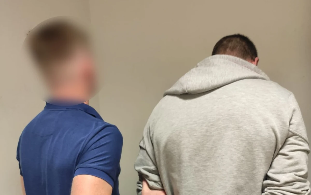 Funkcjonariusze z Pragi-Północ zatrzymali mężczyznę, który przetrzymywał swoją byłą partnerkę - poinformowała stołeczna policja. 42-latek był poszukiwany, ponieważ miał do odbycia karę 10 lat więzienia. Usłyszał trzy zarzuty, po których trafił do zakładu karnego. Za przestępstwa, których dopuścił się wobec 31-letniej byłej partnerki, grozi mu do 3 lat więzienia.