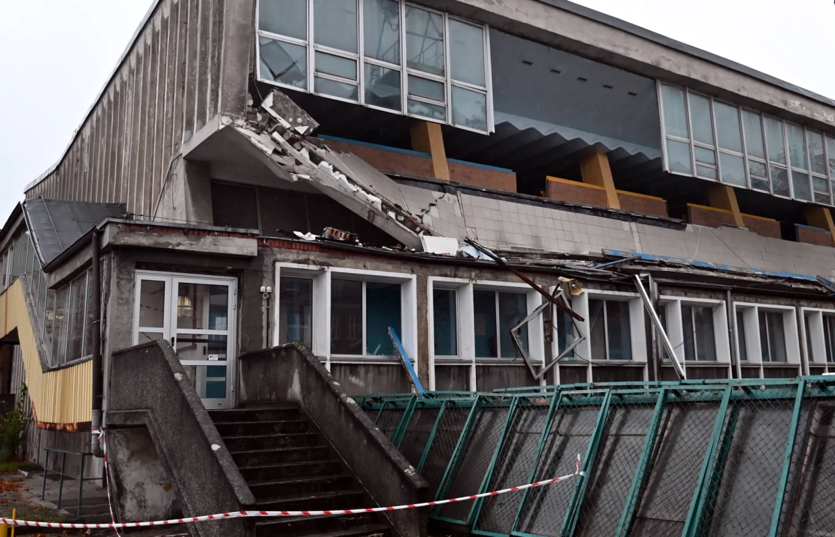 Zawalił się balkon widowni w starej, nieużywanej części basenu Szczecińskiego Domu Sportu - poinformował w poniedziałek rzecznik komendanta wojewódzkiego PSP kpt. Tomasz Kubiak. Do zdarzenia doszło w niedzielę około godz. 22.