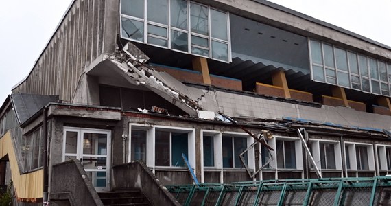 Zawalił się balkon widowni w starej, nieużywanej części basenu Szczecińskiego Domu Sportu - poinformował w poniedziałek rzecznik komendanta wojewódzkiego PSP kpt. Tomasz Kubiak. Do zdarzenia doszło w niedzielę około godz. 22.