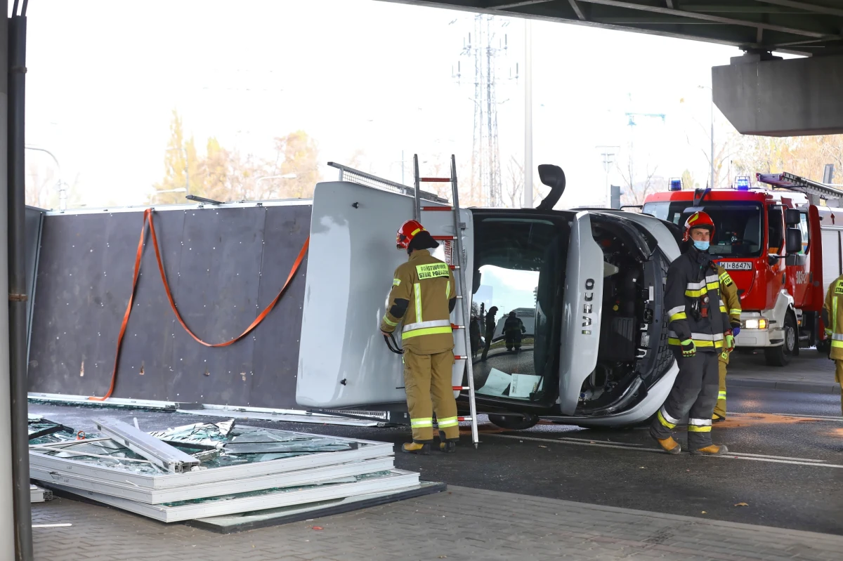 Na rondzie Zesłańców Syberyjskich w Warszawie przewróciła się ciężarówka. Jej kierowca był pijany i próbował uciec przed policją, ale został zatrzymany po pieszym pościgu. 