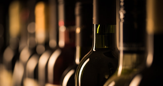 Specjalna jednostka hiszpańskiej policji prowadzi dochodzenie w sprawie kradzieży drogich win, w tym butelki dwustuletniego Burdeos, z piwnicy luksusowej restauracji hotelowej w Caceres na południu kraju – poinformowała przedstawicielka rządu Yolanda Garcia Seco. Hiszpańskie media piszą o „zuchwałej kradzieży stulecia”.
