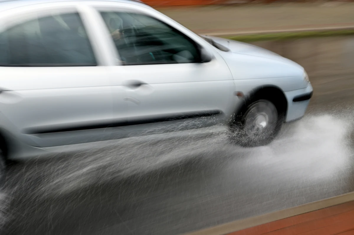 Wszystko wskazuje na to, że to już koniec złotej polskiej jesieni. W środę nadal deszczowo: strefa opadów będzie przechodziła przez centrum Polski w kierunku wschodnim i południowo-wschodnim. Będzie też chłodno: temperatura nie przekroczy 10 stopni Celsjusza. 