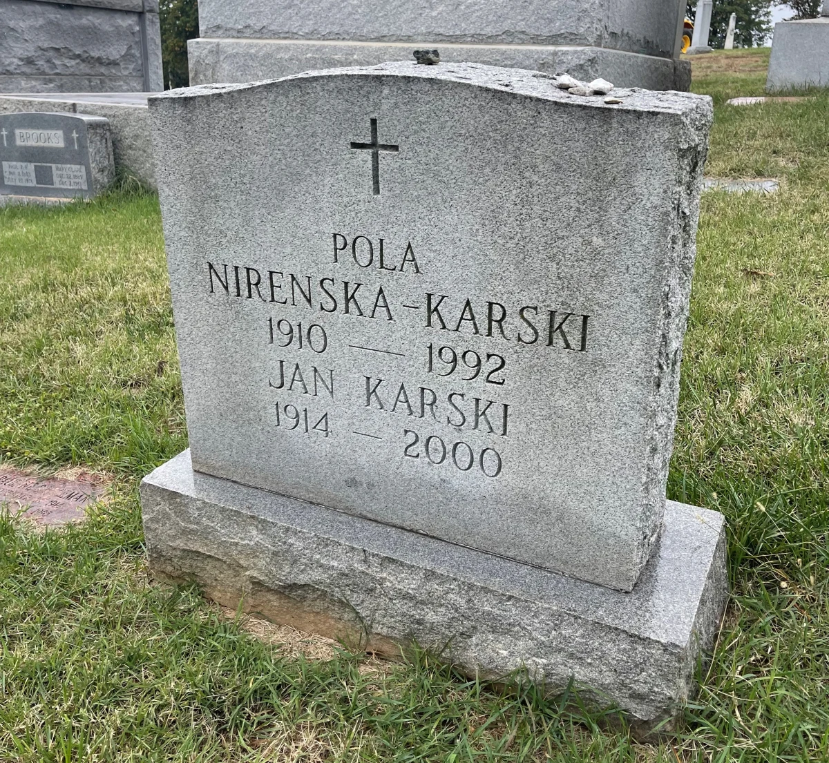 Przedstawiciele polskich instytucji w stolicy USA nie złożyli wiązanek na grobie Sprawiedliwego Wśród Narodów Świata Jana Karskiego, bohatera polskiego podziemia. To on jako pierwszy poinformował Zachód o zagładzie Żydów na terenach okupowanej Polski. Pośmiertnie Barack Obama uhonorował Karskiego Prezydenckim Medalem Wolności. 