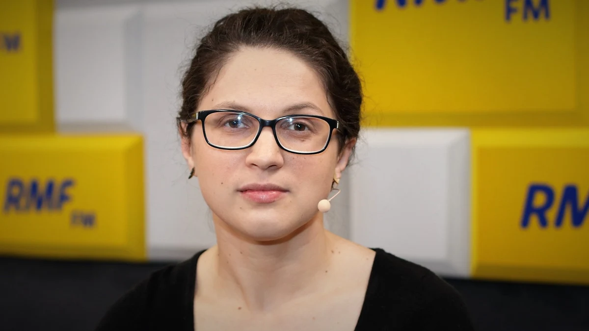 „Nasz trzyosobowy zespół pełni teraz 24-godzinny dyżur (na granicy - przyp. red.). Interwencji jest coraz więcej. Są dyżury takie, gdy nasz zespół może złapać godzinę snu, ale medycy jeżdżą od wezwania do wezwania” - mówi w Popołudniowej rozmowie w RMF FM Kaja Filaczyńska, lekarka z organizacji Medycy na Granicy. Jakie są to interwencje? „Pełnimy dyżury w strefie przygranicznej od 7 października. Odpowiadamy na wezwania wolontariuszy organizacji pomocowych, którzy zgłaszają nam, że są pacjenci w stanie zagrożenia zdrowia i życia. Przyjeżdżamy, badamy te osoby. Ostatnio wszyscy są wychłodzeni, głodni, odwodnieni. Coraz więcej osób ma zaburzenia ze strony przewodu pokarmowego. (...) Nieraz od kilku dni nie mają dostępu do wody pitnej, z tego powodu wymiotują" – opowiada gość Popołudniowej rozmowy w RMF FM. Dodaje, że od 7 października Medycy na Granicy udzielili pomocy 200 osobom - dzieciom, dorosłym, w tym kobietom w ciąży. 