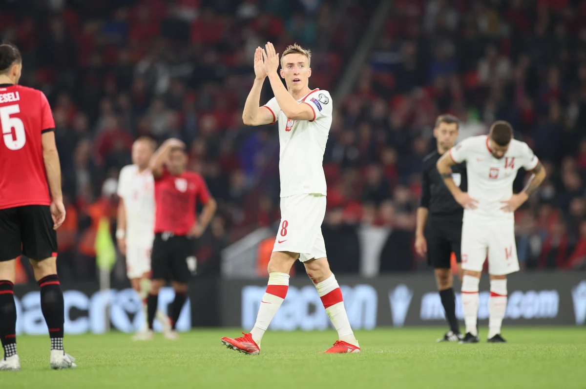 ​Adam Buksa nie zagra w meczach eliminacji mistrzostw świata na wyjeździe z Andorą oraz w Warszawie z Węgrami (12 i 15 listopada). Piłkarz amerykańskiego New England Revolution ma złamaną kość śródstopia - poinformował rzecznik prasowy PZPN Jakub Kwiatkowski.