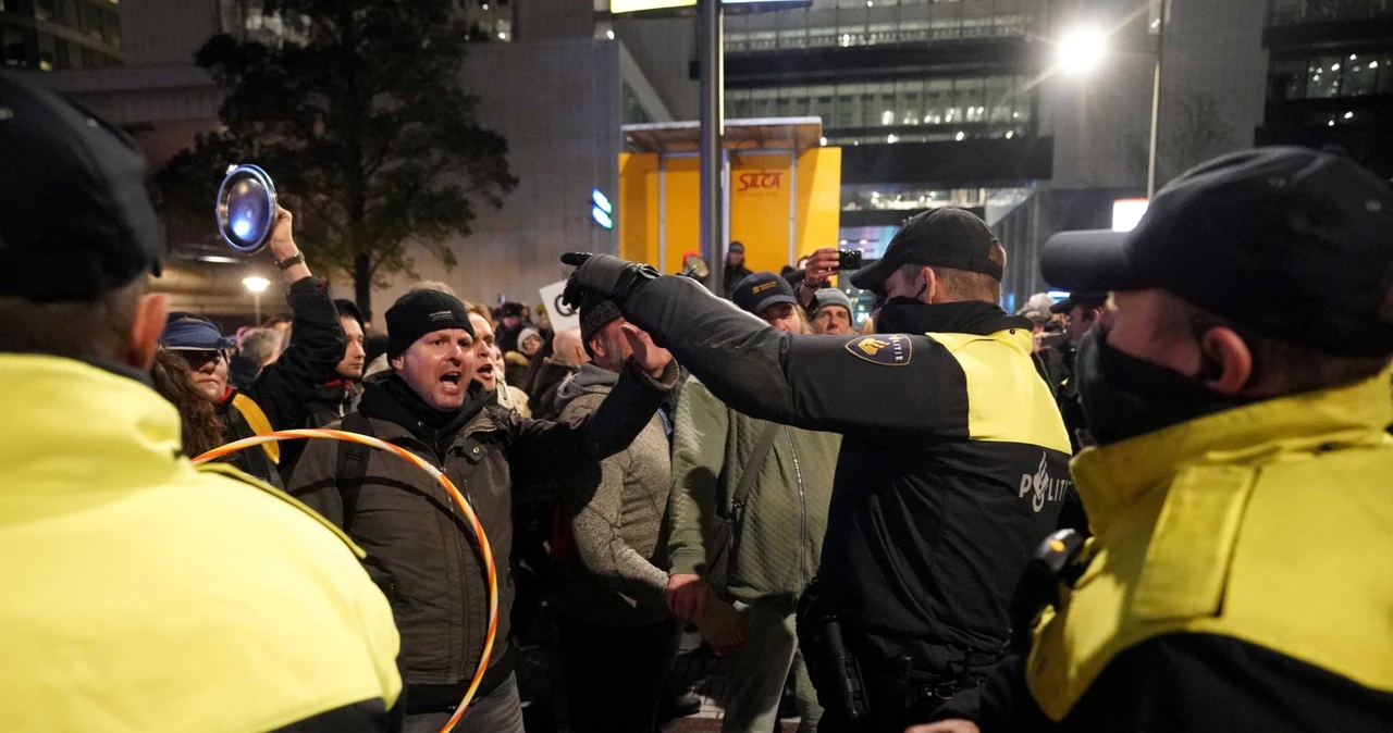 Podczas konferencji premiera policja rozpędziła grupę około 150 protestujących.