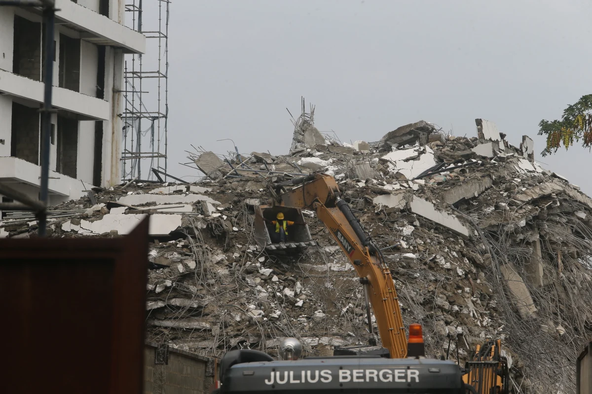 ​Do 19 wzrosła we wtorek liczba ofiar śmiertelnych zawalenia się poprzedniego dnia 21-piętrowego apartamentowca wznoszonego w Lagos, w południowej Nigerii. Tamtejsze władze oświadczyły, że rozpoczęły niezależne śledztwo w sprawie tej katastrofy budowlanej.