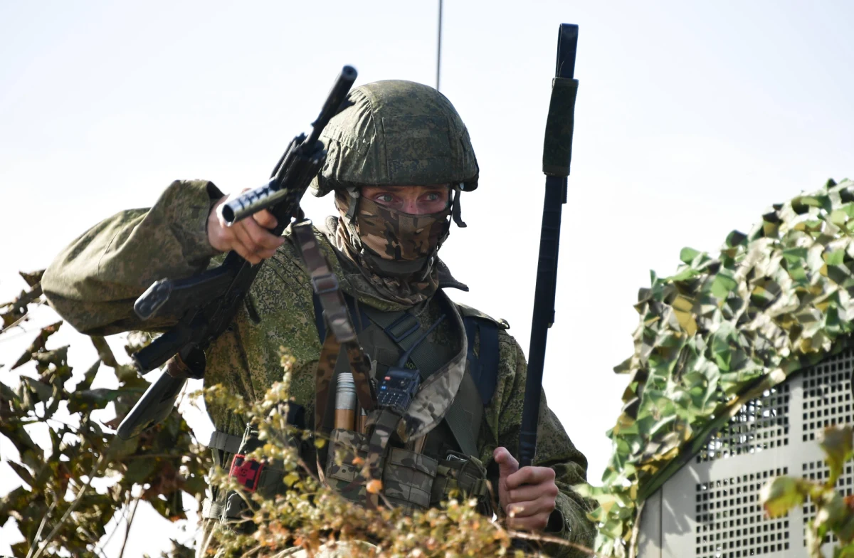 Według stanu z początku listopada przy granicach Ukrainy i na terytorium okupowanym jest 90 tys. rosyjskich żołnierzy - podało ministerstwo obrony Ukrainy. 
