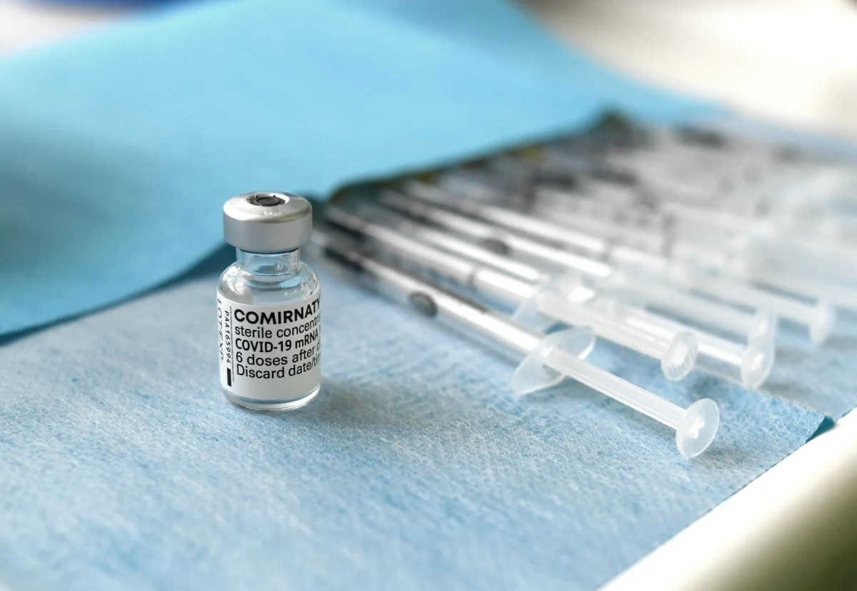 Jest szansa na szybsze szczepienia dzieci przeciwko koronawirusowi – być może nawet jeszcze w listopadzie. Rada Medyczna przy premierze nie chce czekać na rekomendację Europejskiej Agencji Leków. Ta dopiero rozpatruje wniosek Pfizera w sprawie dopuszczenia stosowania szczepionki u dzieci w wieku od 5 do 12 lat.
