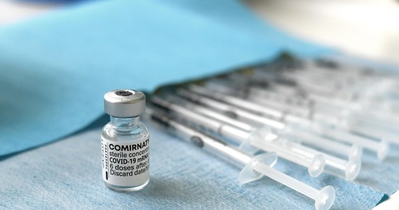 Jest szansa na szybsze szczepienia dzieci przeciwko koronawirusowi – być może nawet jeszcze w listopadzie. Rada Medyczna przy premierze nie chce czekać na rekomendację Europejskiej Agencji Leków. Ta dopiero rozpatruje wniosek Pfizera w sprawie dopuszczenia stosowania szczepionki u dzieci w wieku od 5 do 12 lat.
