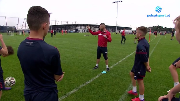 Przemysław Iwańczyk i Bartłomiej Zalewski przedstawiają nowy element studia Ligi Mistrzów. Eksperci Polsatu Sport analizują tajniki szkolenia młodych piłkarzy w Polsce.