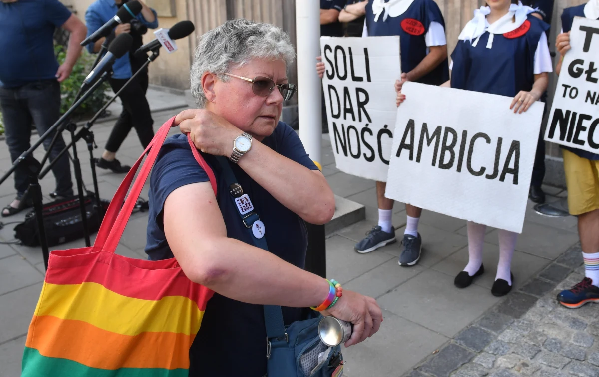 Do Sądu Rejonowego dla Warszawy Śródmieścia po raz dziesiąty prokuratura skierowała akt oskarżenia przeciwko Katarzynie Augustynek, znanej jako "Babcia Kasia" - dowiedziała się PAP. Oskarżona miała naruszyć nietykalności cielesną żołnierza Wojska Polskiego oraz znieważyć, nazywając go "złodziejem i ku...em".