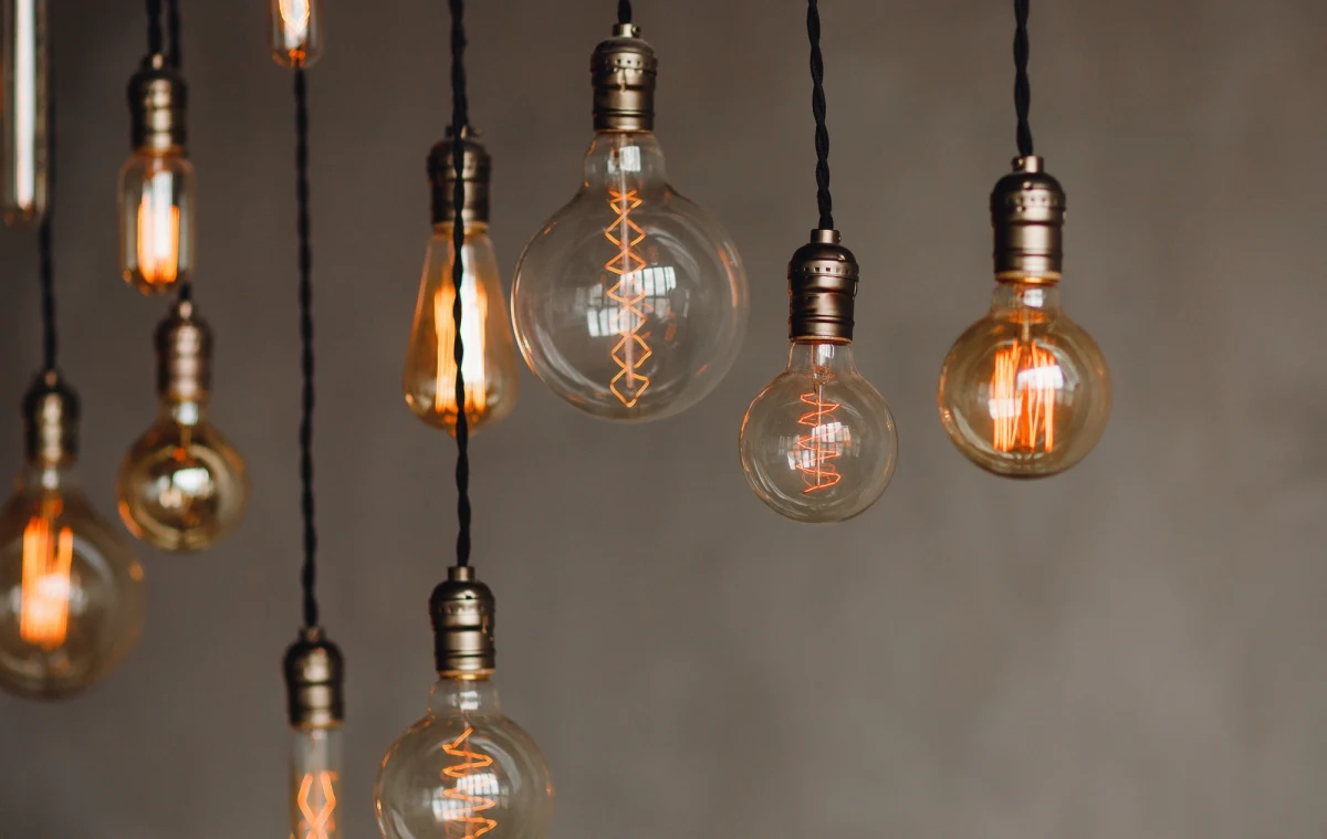 Do Urzędu Regulacji Energetyki wpłynęły wnioski taryfowe dotyczące cen energii dla gospodarstw domowych na przyszły rok od czterech sprzedawców z urzędu oraz wnioski dotyczące stawek opłat dystrybucyjnych od pięciu operatorów systemów - poinformował Urząd na Twitterze. 