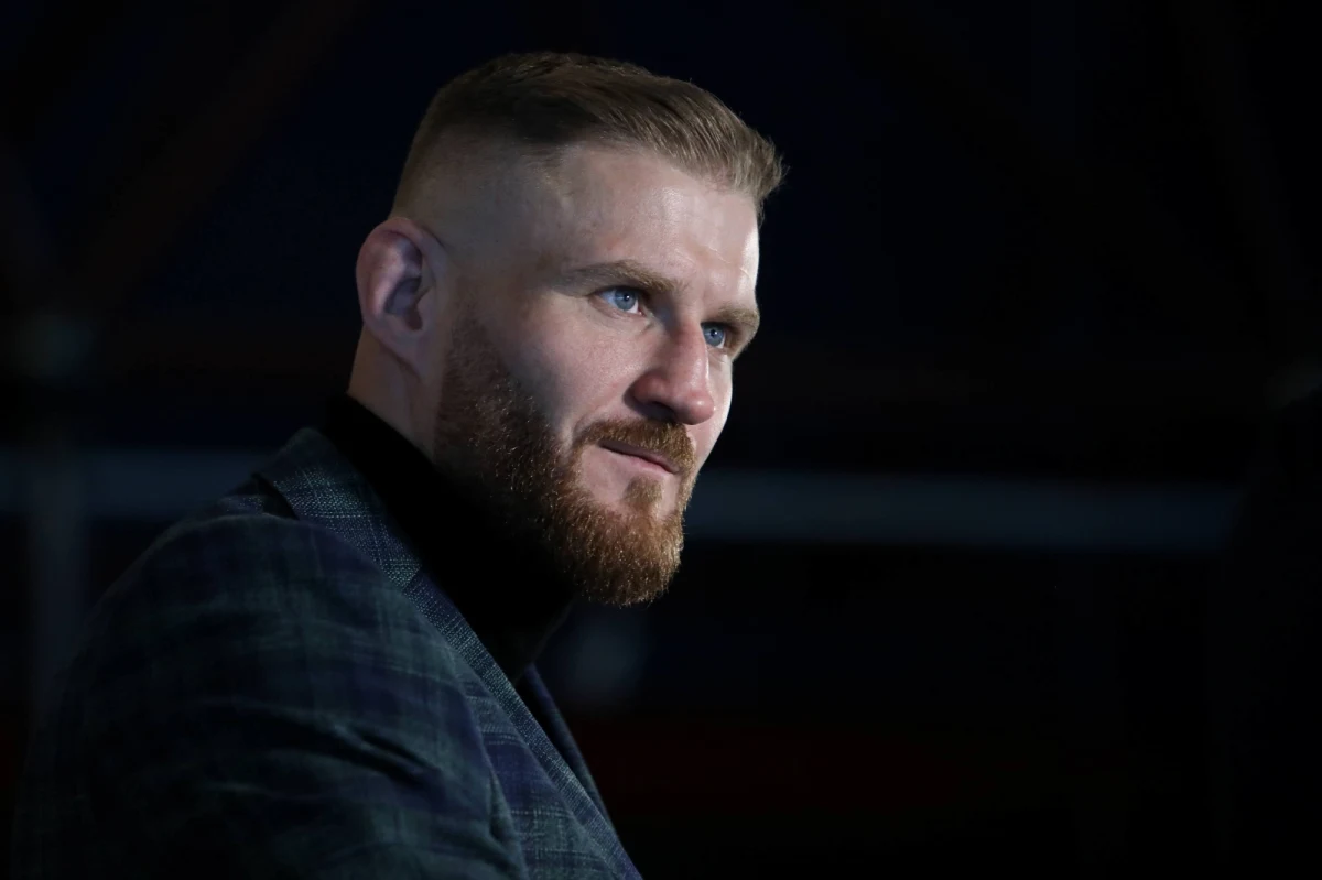 "Coś w tej walce nie zagrało, ale jeszcze nie wiem, co. Dopiero w najbliższych dniach będziemy analizowali tę porażkę. Mamy mnóstwo materiału do analizy" – mówi w rozmowie z dziennikarzem RMF FM Patrykiem Serwańskim Jan Błachowicz. W minioną sobotę Polak stracił pas federacji UFC w wadze półciężkiej po porażce z Gloverem Teixeirą. Błachowicz poddał walkę w drugiej rundzie, ale nie zamierza rezygnować z próby odzyskania pasa. "Nie chowam głowy w piasek. Nie jestem tego typu człowiekiem. Krótkie wakacje, analiza i wracamy na trening" – podkreśla Błachowicz.