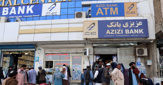 Bank Afganistanu poinformował o podniesieniu limitu wypłaty gotówki do 400 dolarów lub 30 tys. afganich tygodniowo. Poprzedni limit wynosił 200 dolarów lub 20 tys. afganich.