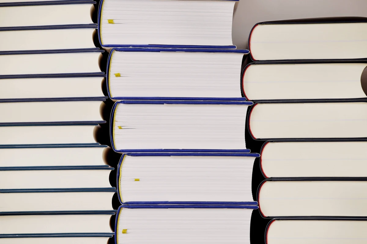 Senegalski pisarz Mohamed Mbougar Sarr otrzymał nagrodę Goncourtów 2021 za powieść „Najbardziej sekretne wspomnienie mężczyzn”. Jest on pierwszym laureatem z Afryki Subsaharyjskiej i najmłodszym zwycięzcą od czasów Patricka Grainville'a, zwycięzcy z 1976 roku.