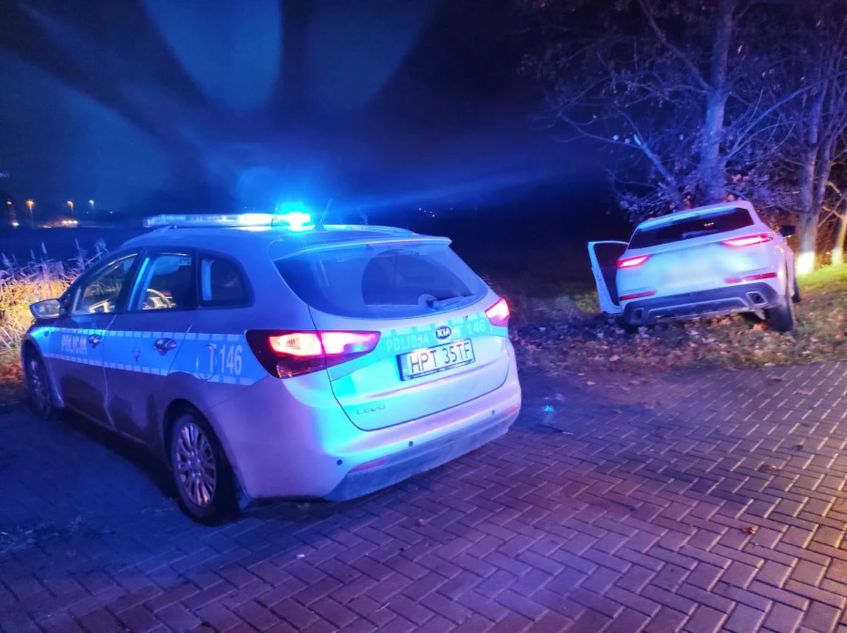 Policja zatrzymała prawo jazdy 36-latkowi, który jadąc pod prąd, wjechał do przydrożnego rowu i uderzył w drzewo. Badanie alkomatem wykazało 1,7 promila alkoholu. Według informacji dziennikarza RMF FM, kierowcą pojazdu był jeden z synów prezydenta Olsztyna Piotra Grzymowicza.