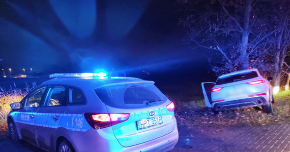 Policja zatrzymała prawo jazdy 36-latkowi, który jadąc pod prąd, wjechał do przydrożnego rowu i uderzył w drzewo. Badanie alkomatem wykazało 1,7 promila alkoholu. Według informacji dziennikarza RMF FM, kierowcą pojazdu był jeden z synów prezydenta Olsztyna Piotra Grzymowicza.