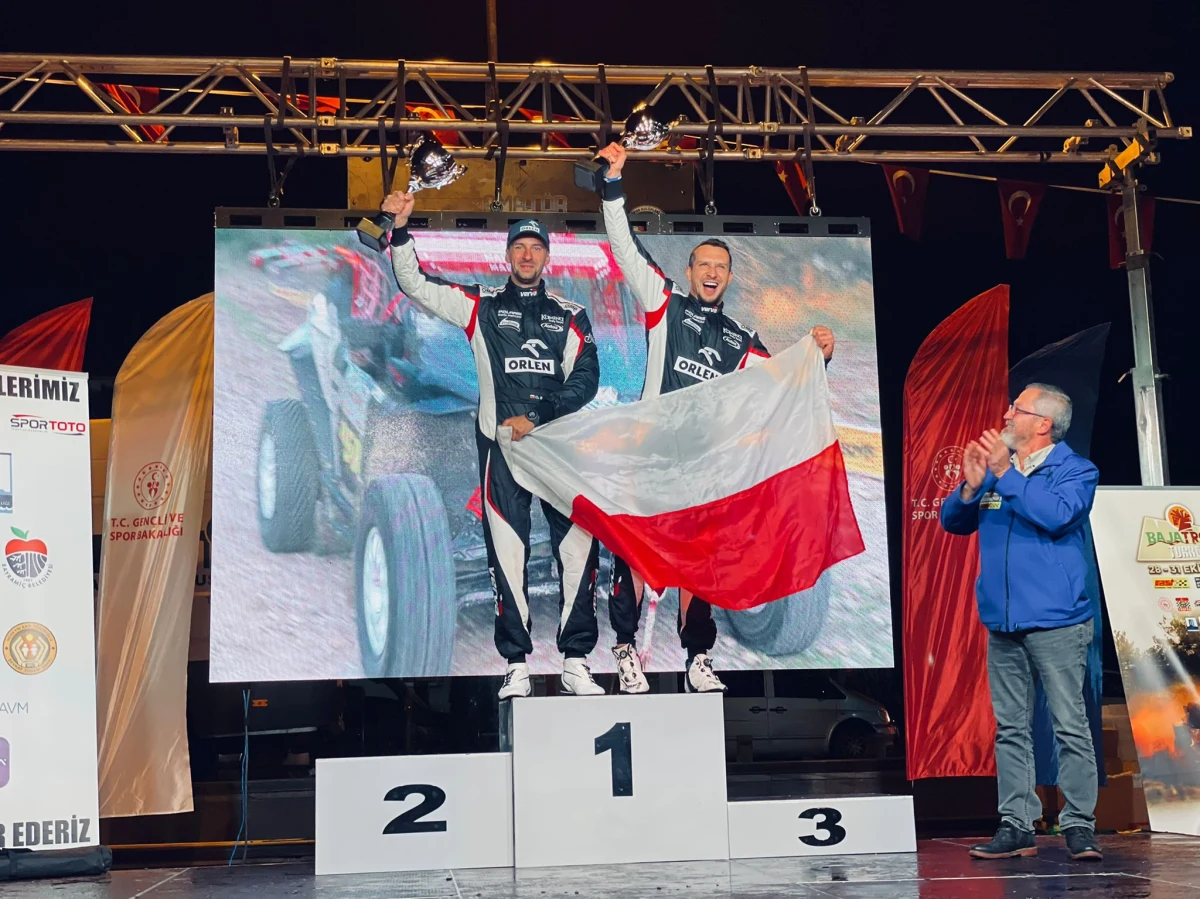 Veni, vidi, vici - Kamena Rally Team przybył do Turcji, wystartował po raz pierwszy w rajdzie Baja Troia i zwyciężył. Troja zdobyta! Ta wygrana Tomaszowi Białkowskiemu i Dariuszowi Baśkiewiczowi jednak nie przyszła wcale łatwo, bo tureckie zawody były wybitnie trudne. Były nawet chwile grozy!